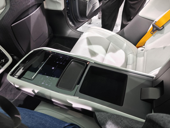 Die Armlehne auf der Rückbank (Bild: Friedhelm Greis/Golem)